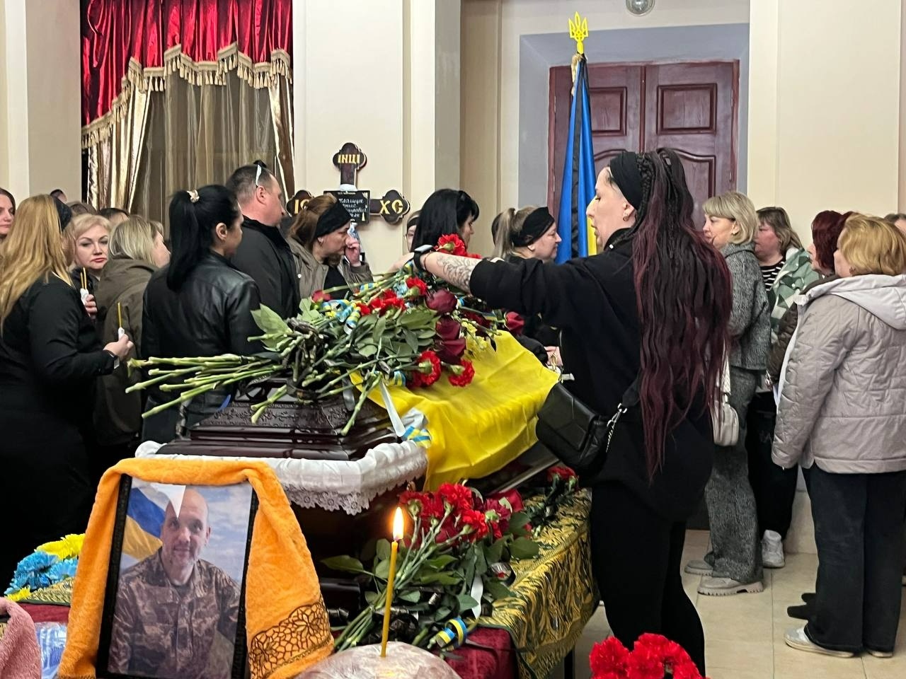 «На щиті» повернувся додому: Первомайськ провів в останню путь Дениса Ілащука