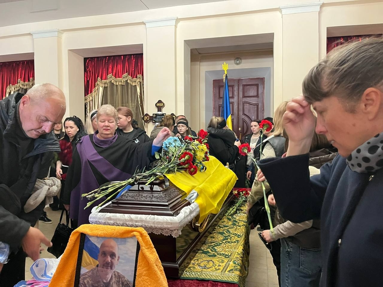 «На щиті» повернувся додому: Первомайськ провів в останню путь Дениса Ілащука