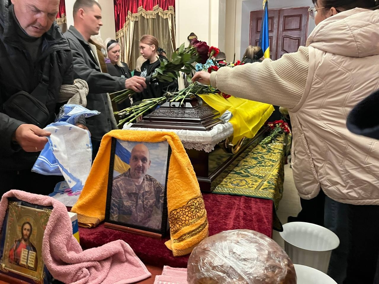 «На щиті» повернувся додому: Первомайськ провів в останню путь Дениса Ілащука