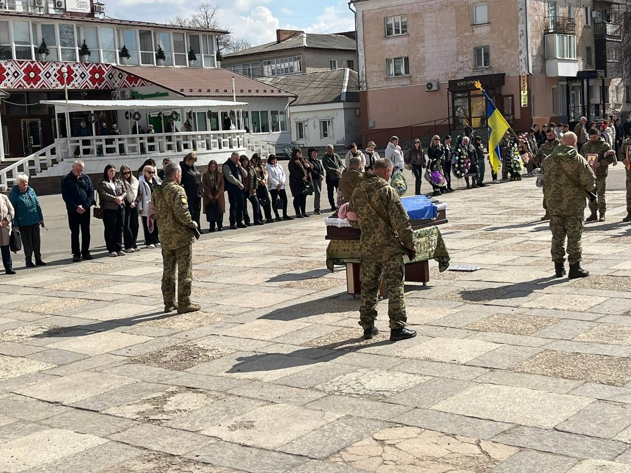 «На щиті» повернувся додому: Первомайськ провів в останню путь Дениса Ілащука