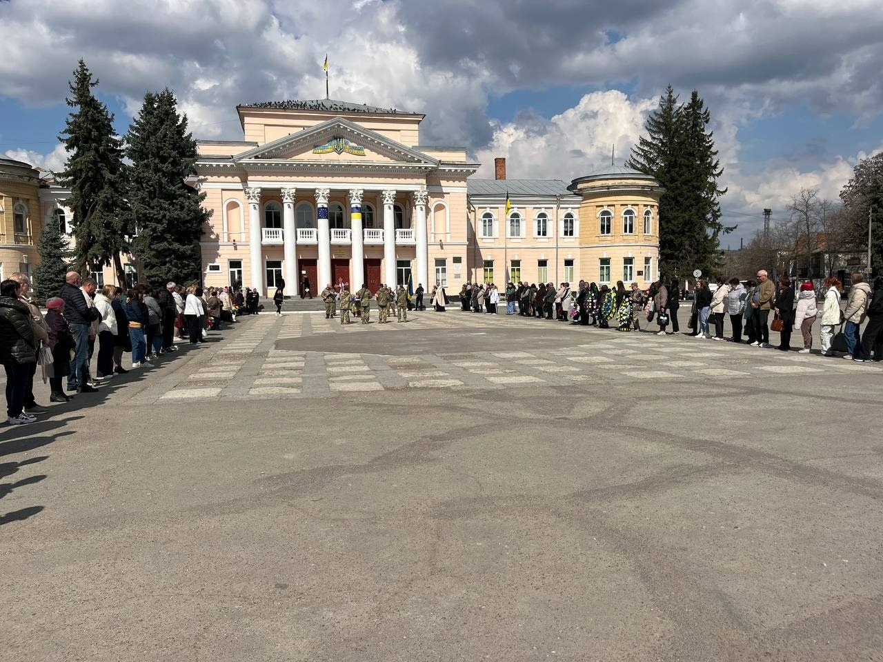 «На щиті» повернувся додому: Первомайськ провів в останню путь Дениса Ілащука