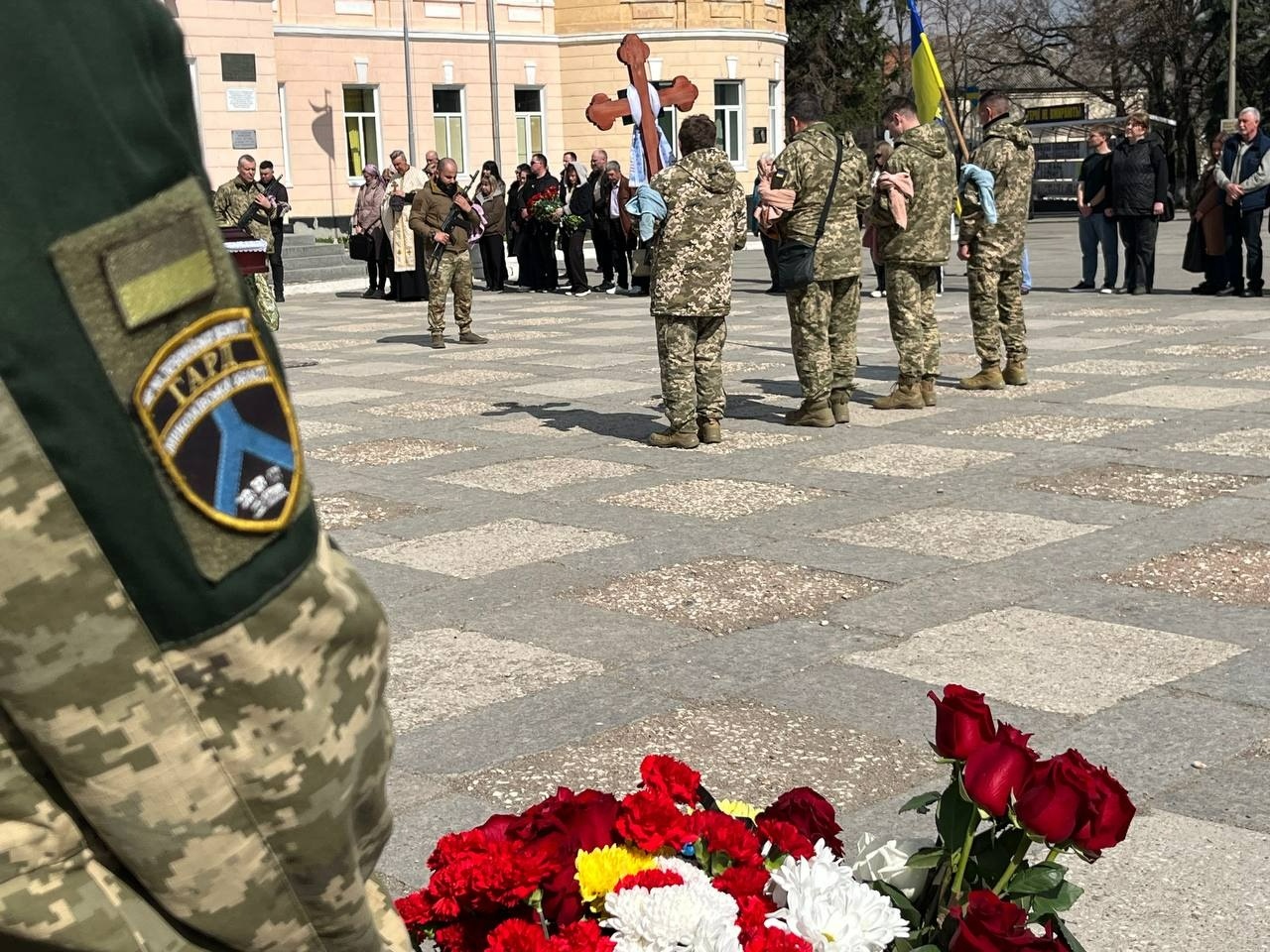 «На щиті» повернувся додому: Первомайськ провів в останню путь Дениса Ілащука