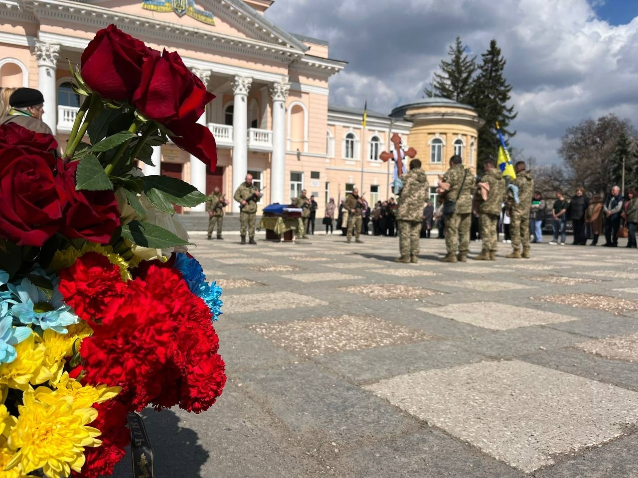 «На щиті» повернувся додому: Первомайськ провів в останню путь Дениса Ілащука