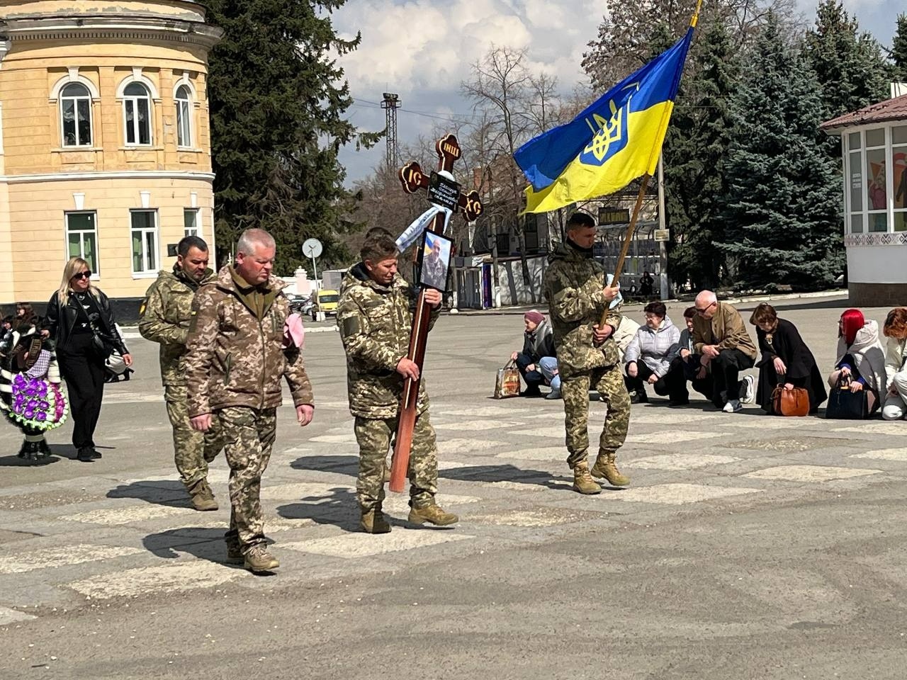 «На щиті» повернувся додому: Первомайськ провів в останню путь Дениса Ілащука