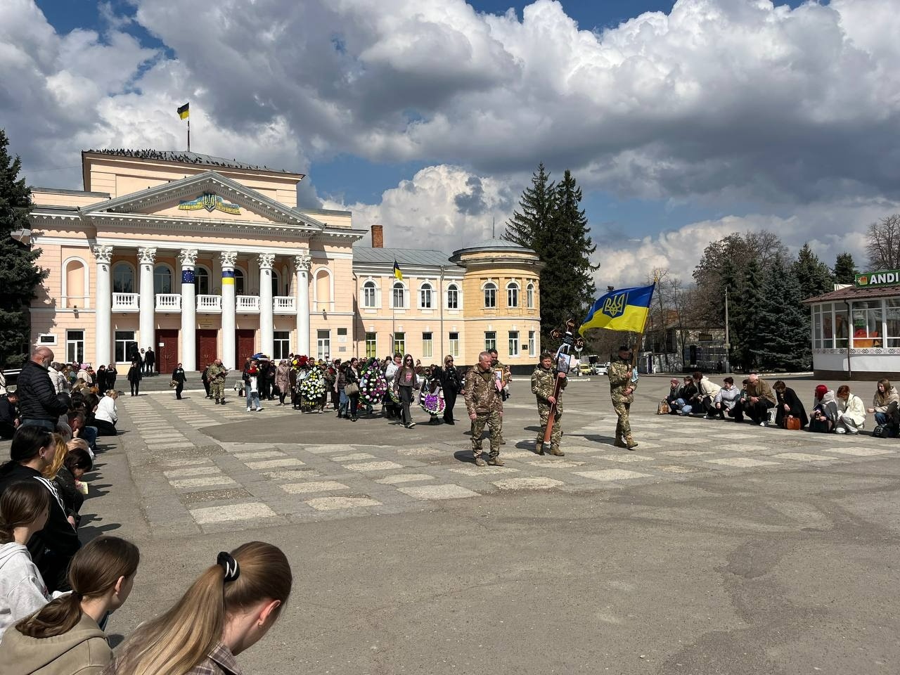 «На щиті» повернувся додому: Первомайськ провів в останню путь Дениса Ілащука