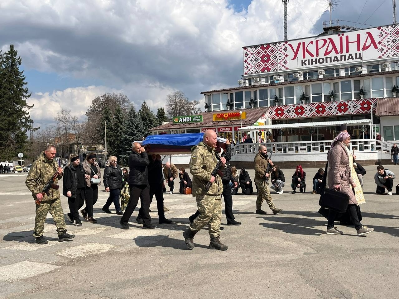 «На щиті» повернувся додому: Первомайськ провів в останню путь Дениса Ілащука