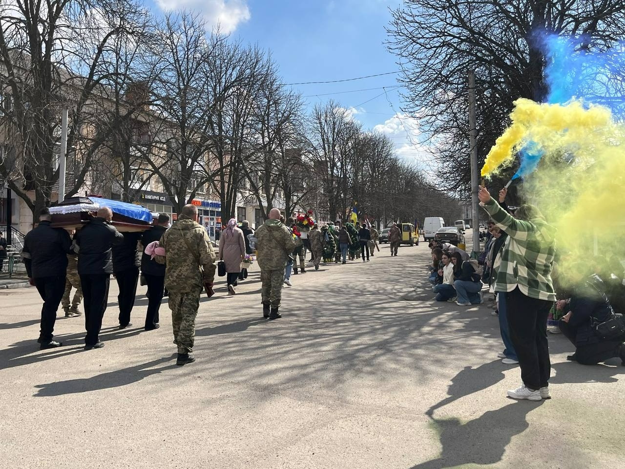 «На щиті» повернувся додому: Первомайськ провів в останню путь Дениса Ілащука