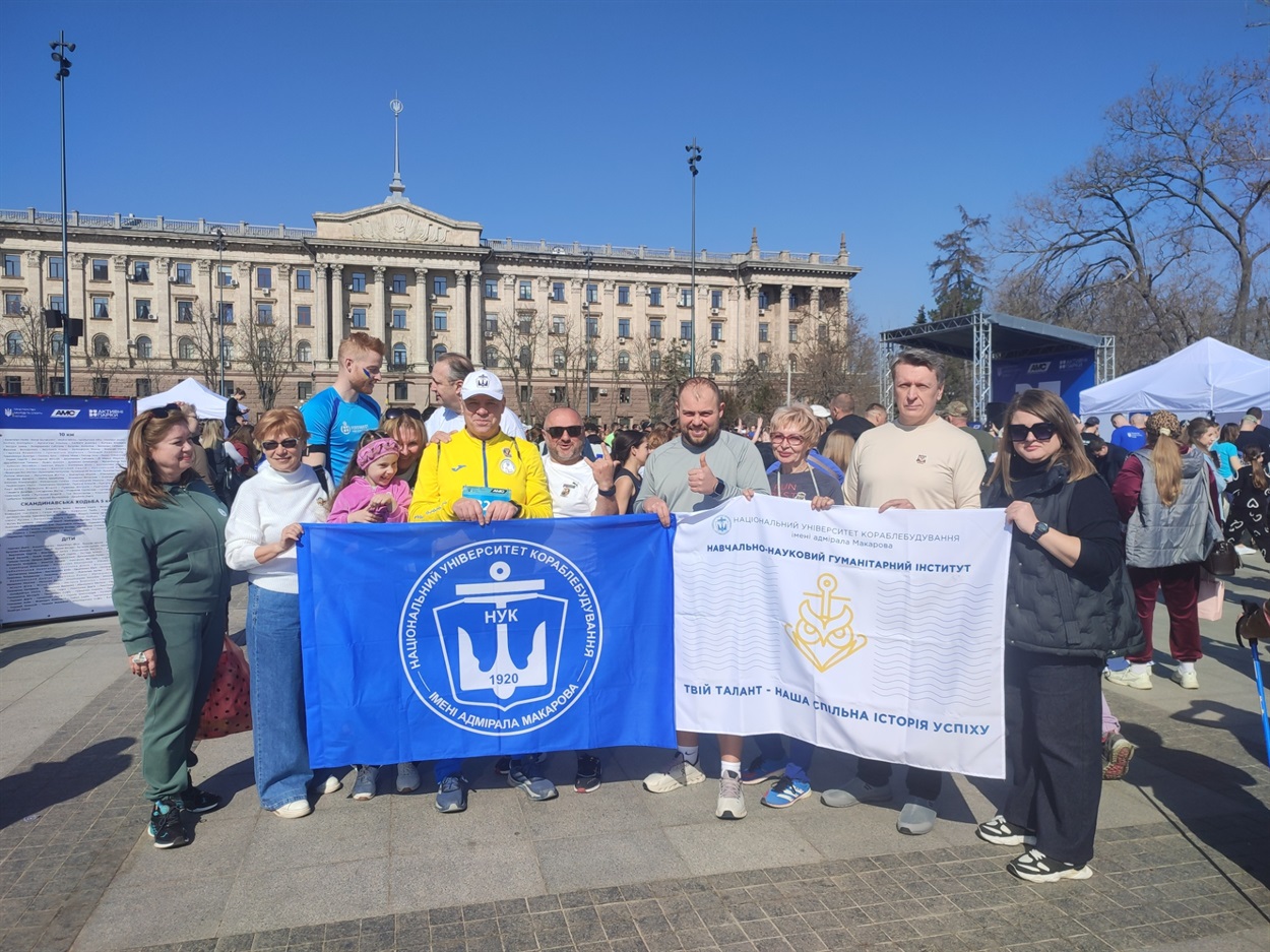 Ольга Кравчук крайня праворуч