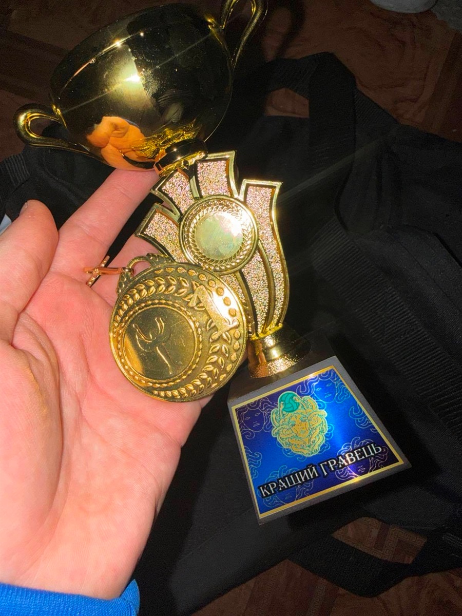 індивідуальна відзнака у руках первомайських волейболісток