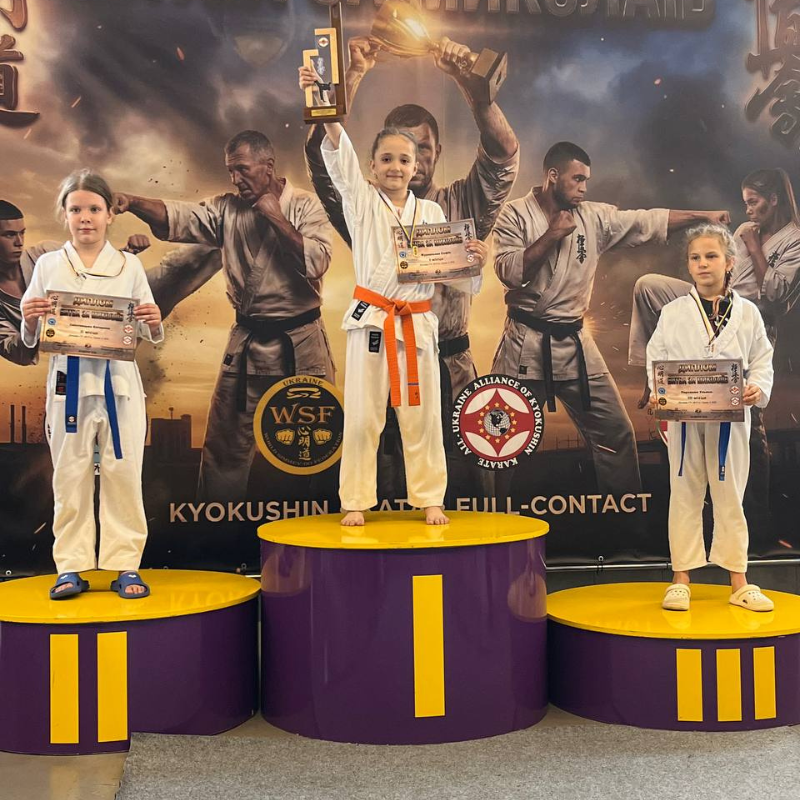 «Без тренерів, але з характером»: каратисти з Первомайська здобули 10 медалей на турнірі в Миколаєві