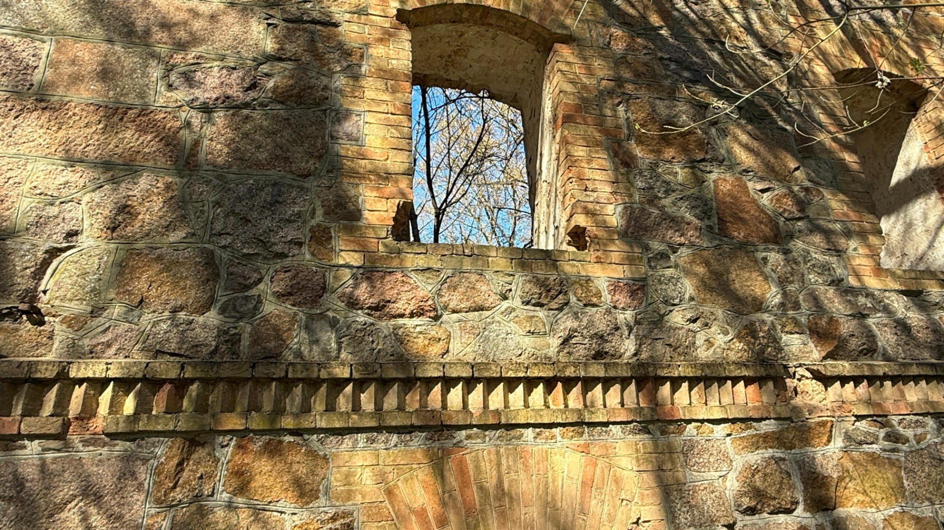 Мальовничі мури старого млина: фотоальбом і відеоекскурс цікавинками Первомайщини