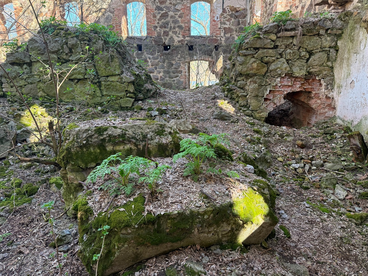 Всередині будівлі