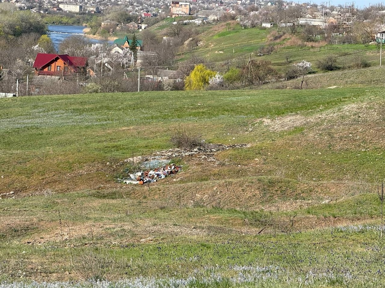 Сміття на схилах Південного Бугу
