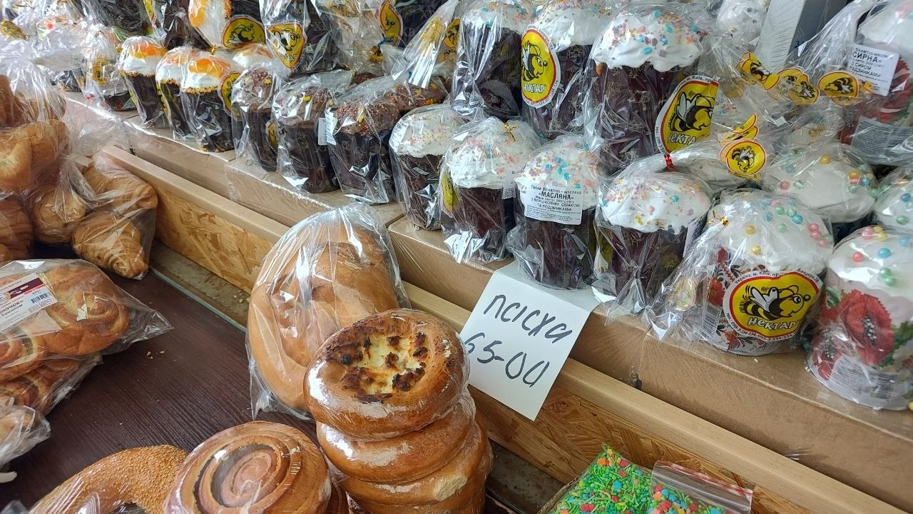 Що почому на центральному ринку Первомайська перед Великоднем: фотоогляд цін на продукти