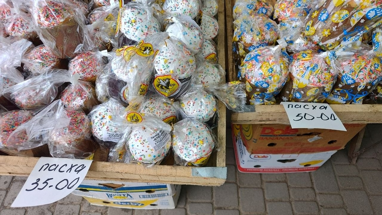 Що почому на центральному ринку Первомайська перед Великоднем: фотоогляд цін на продукти