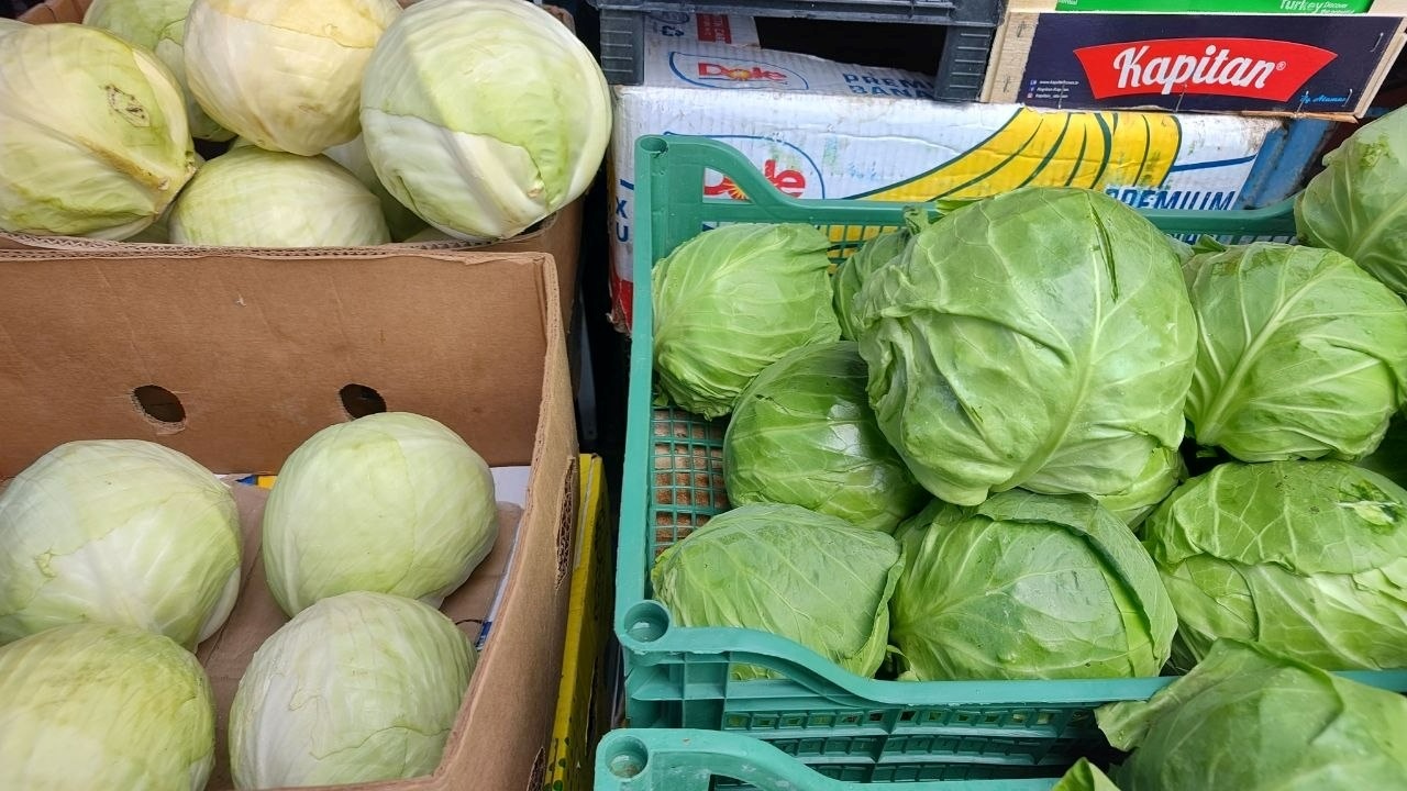 Що почому на центральному ринку Первомайська перед Великоднем: фотоогляд цін на продукти
