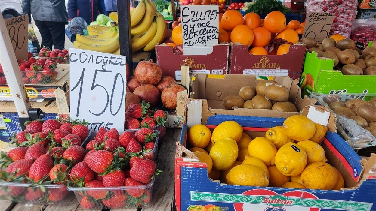 Полуниця у квітні