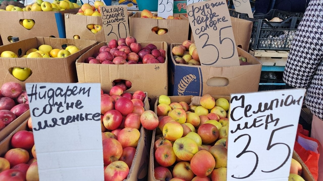 Що почому на центральному ринку Первомайська перед Великоднем: фотоогляд цін на продукти