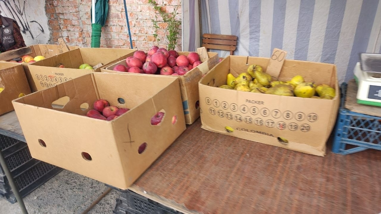 Що почому на центральному ринку Первомайська перед Великоднем: фотоогляд цін на продукти