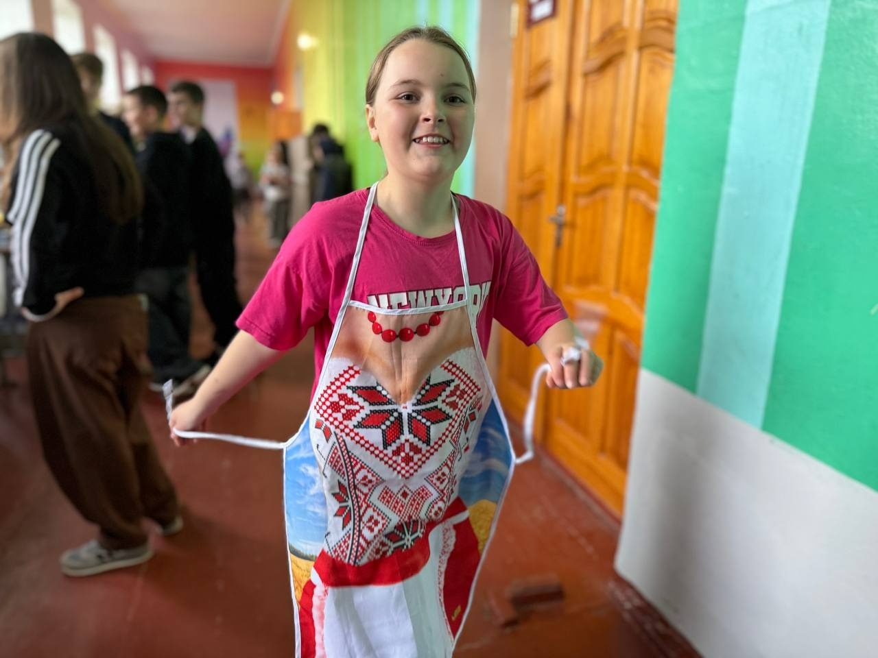 Паски, писанки і велика справа: у Первомайському ліцеї «Престиж» ярмаркували заради ЗСУ