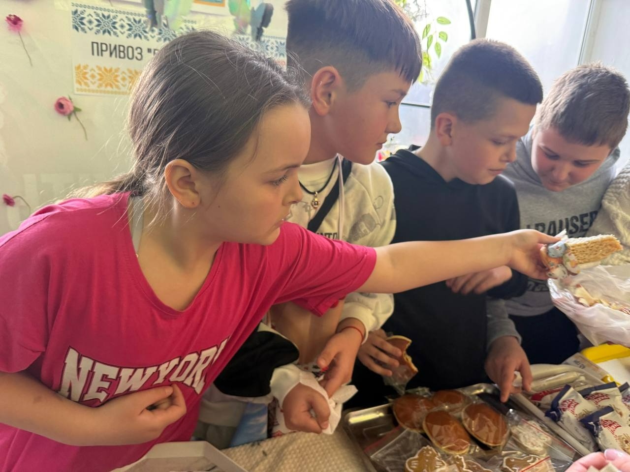 Паски, писанки і велика справа: у Первомайському ліцеї «Престиж» ярмаркували заради ЗСУ