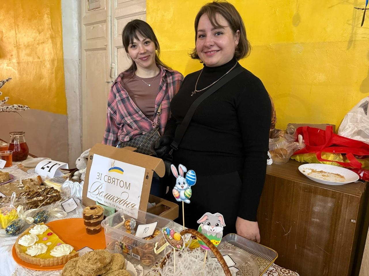 Паски, писанки і велика справа: у Первомайському ліцеї «Престиж» ярмаркували заради ЗСУ
