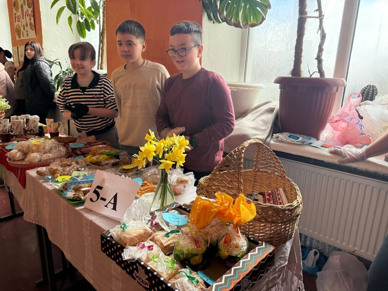 Паски, писанки і велика справа: у Первомайському ліцеї «Престиж» ярмаркували заради ЗСУ