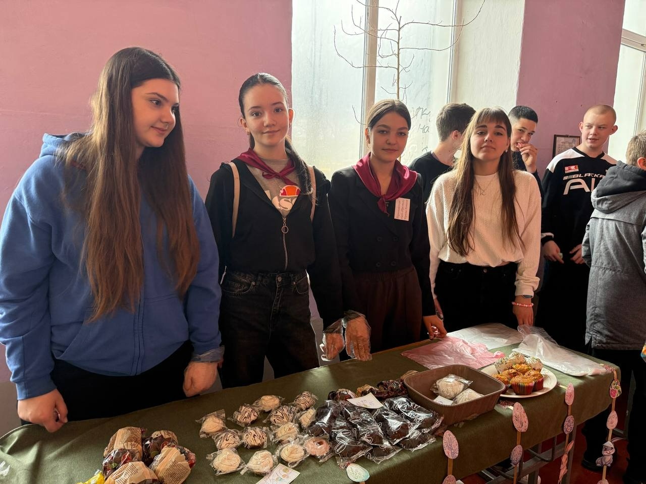 Паски, писанки і велика справа: у Первомайському ліцеї «Престиж» ярмаркували заради ЗСУ
