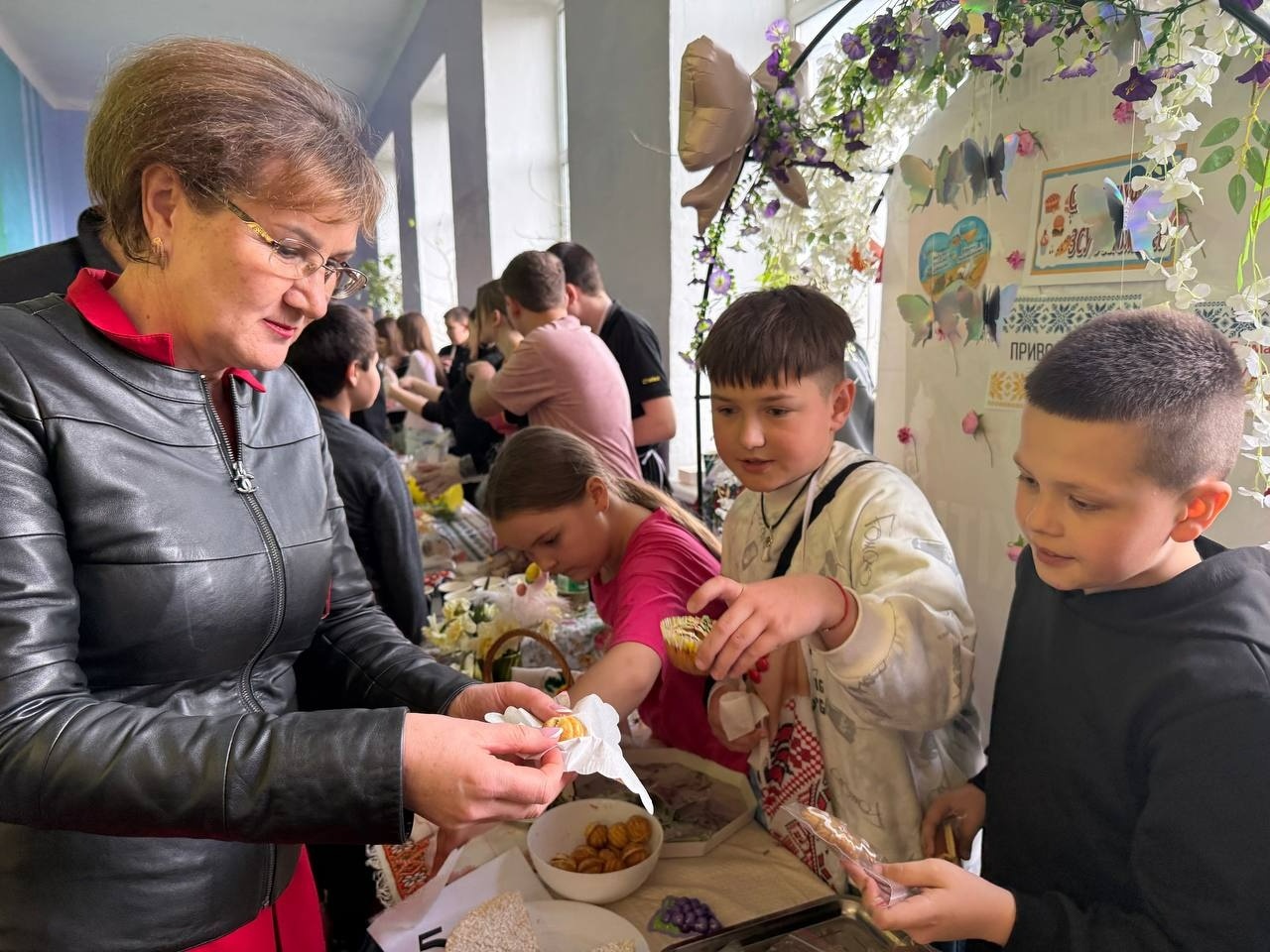 Паски, писанки і велика справа: у Первомайському ліцеї «Престиж» ярмаркували заради ЗСУ
