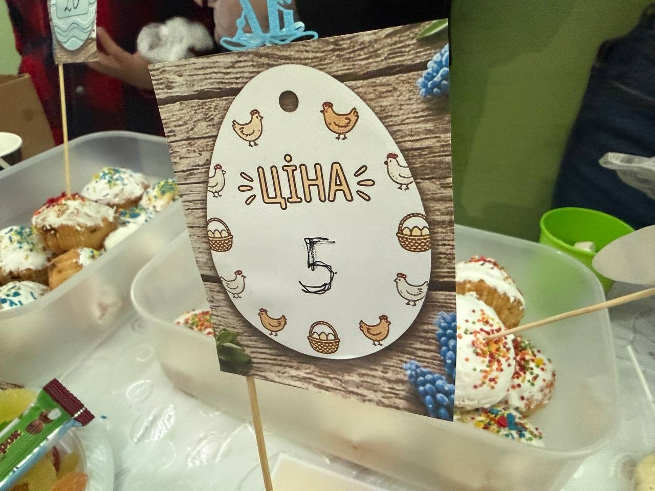 Паски, писанки і велика справа: у Первомайському ліцеї «Престиж» ярмаркували заради ЗСУ