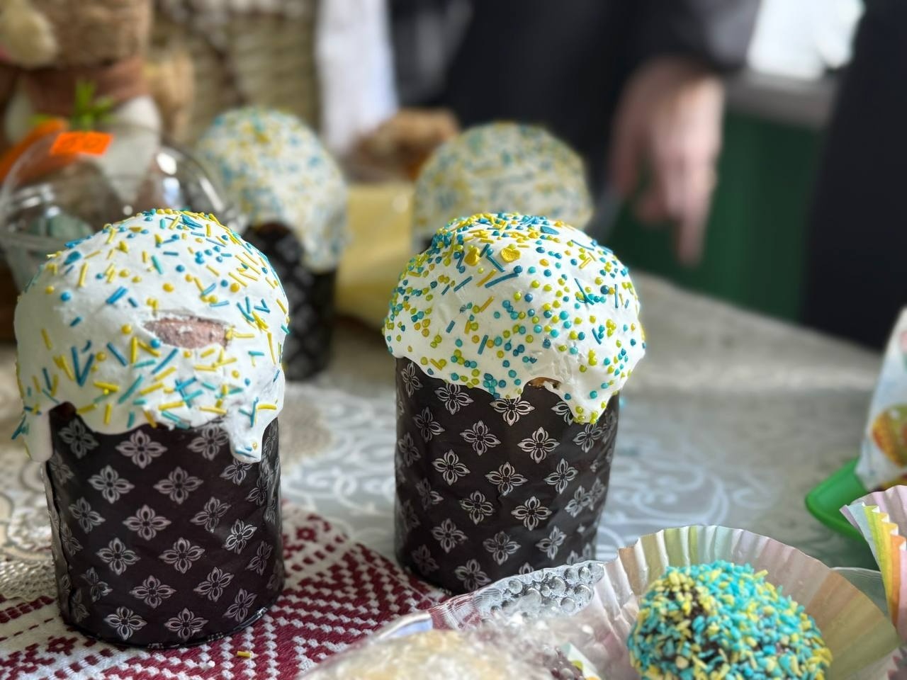 Паски, писанки і велика справа: у Первомайському ліцеї «Престиж» ярмаркували заради ЗСУ