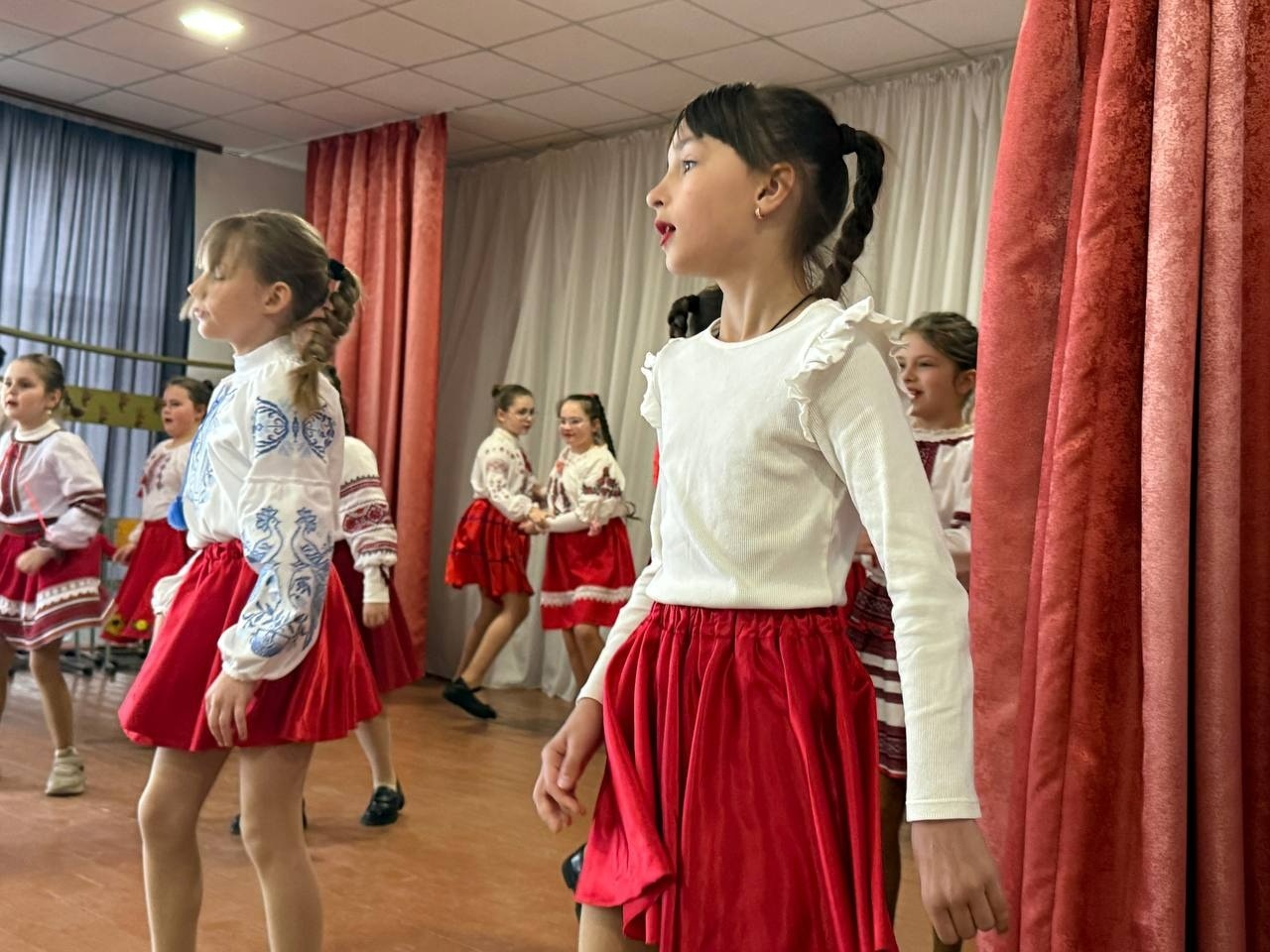 Паски, писанки і велика справа: у Первомайському ліцеї «Престиж» ярмаркували заради ЗСУ