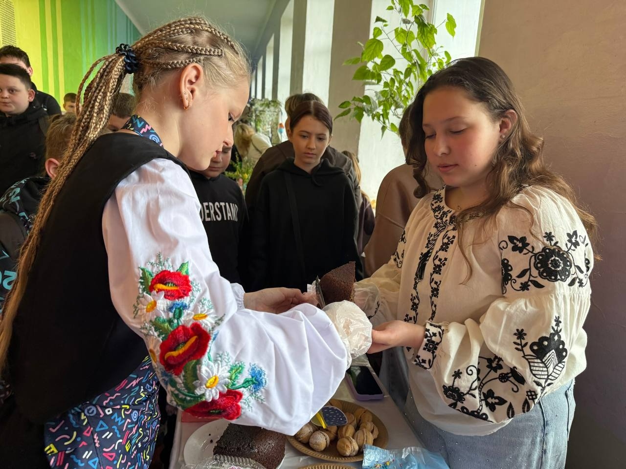 Паски, писанки і велика справа: у Первомайському ліцеї «Престиж» ярмаркували заради ЗСУ