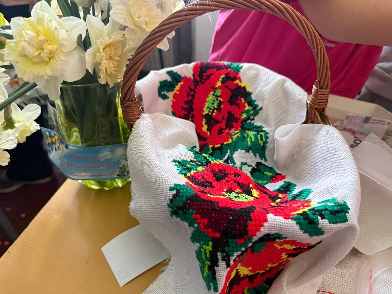 Паски, писанки і велика справа: у Первомайському ліцеї «Престиж» ярмаркували заради ЗСУ