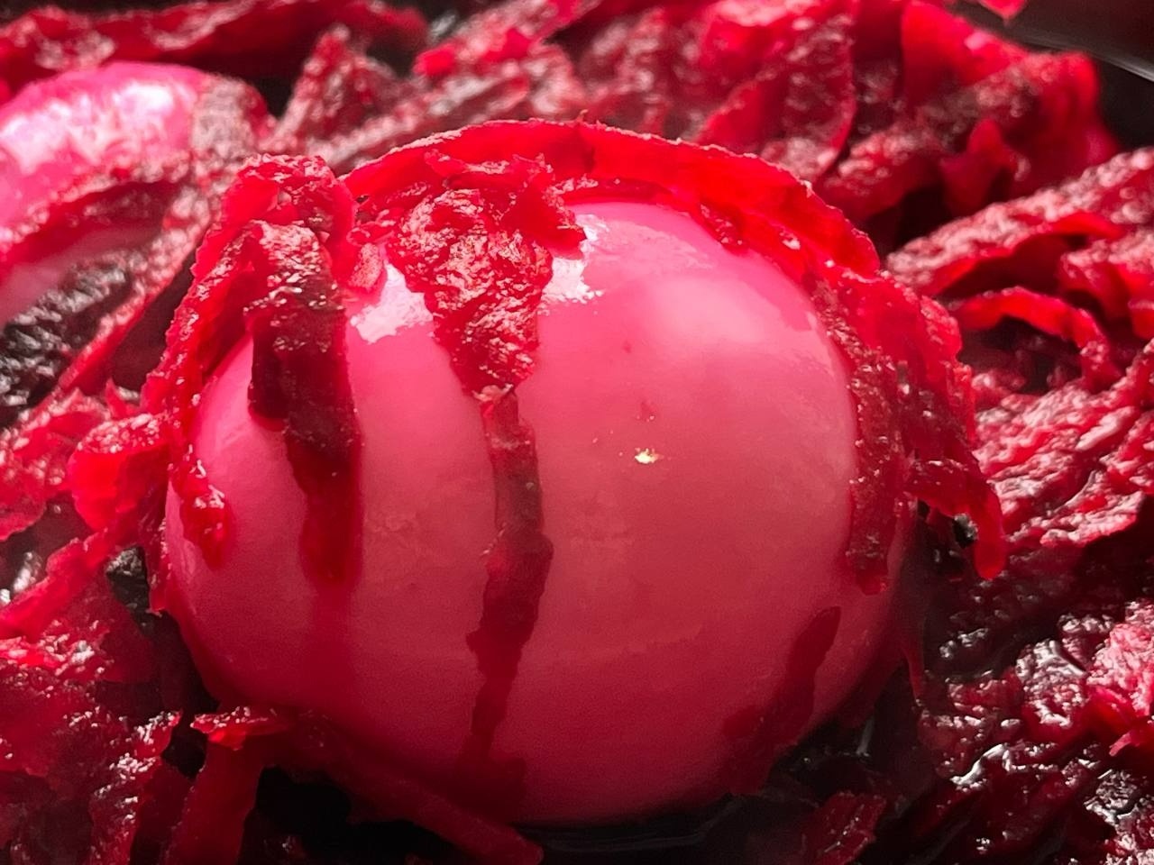 Яскрава закуска до Великодня: як приготувати фаршировані яйця з буряковим відтінком