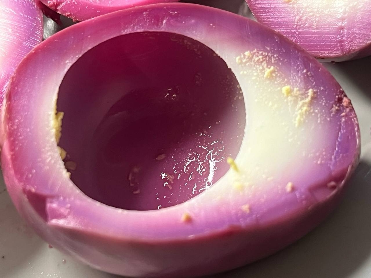 Яскрава закуска до Великодня: як приготувати фаршировані яйця з буряковим відтінком