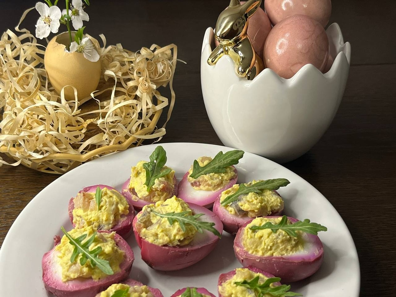 Яскрава закуска до Великодня: як приготувати фаршировані яйця з буряковим відтінком