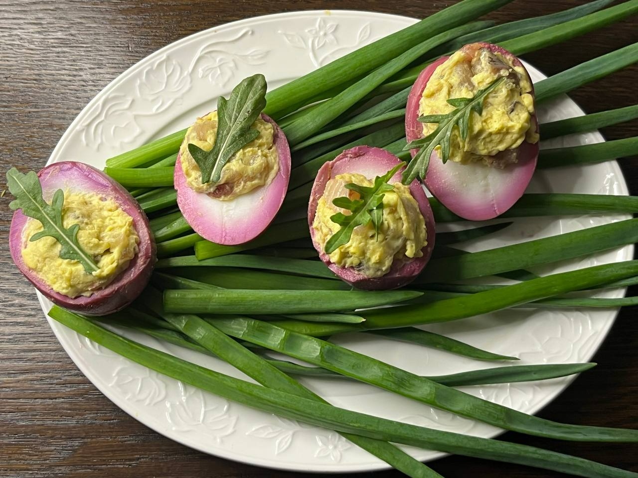 Яскрава закуска до Великодня: як приготувати фаршировані яйця з буряковим відтінком