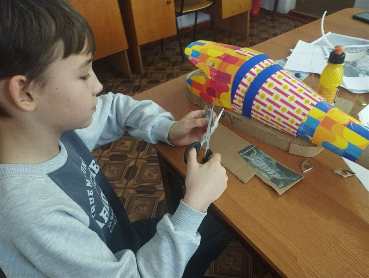 Гуртківці працюють над макетом