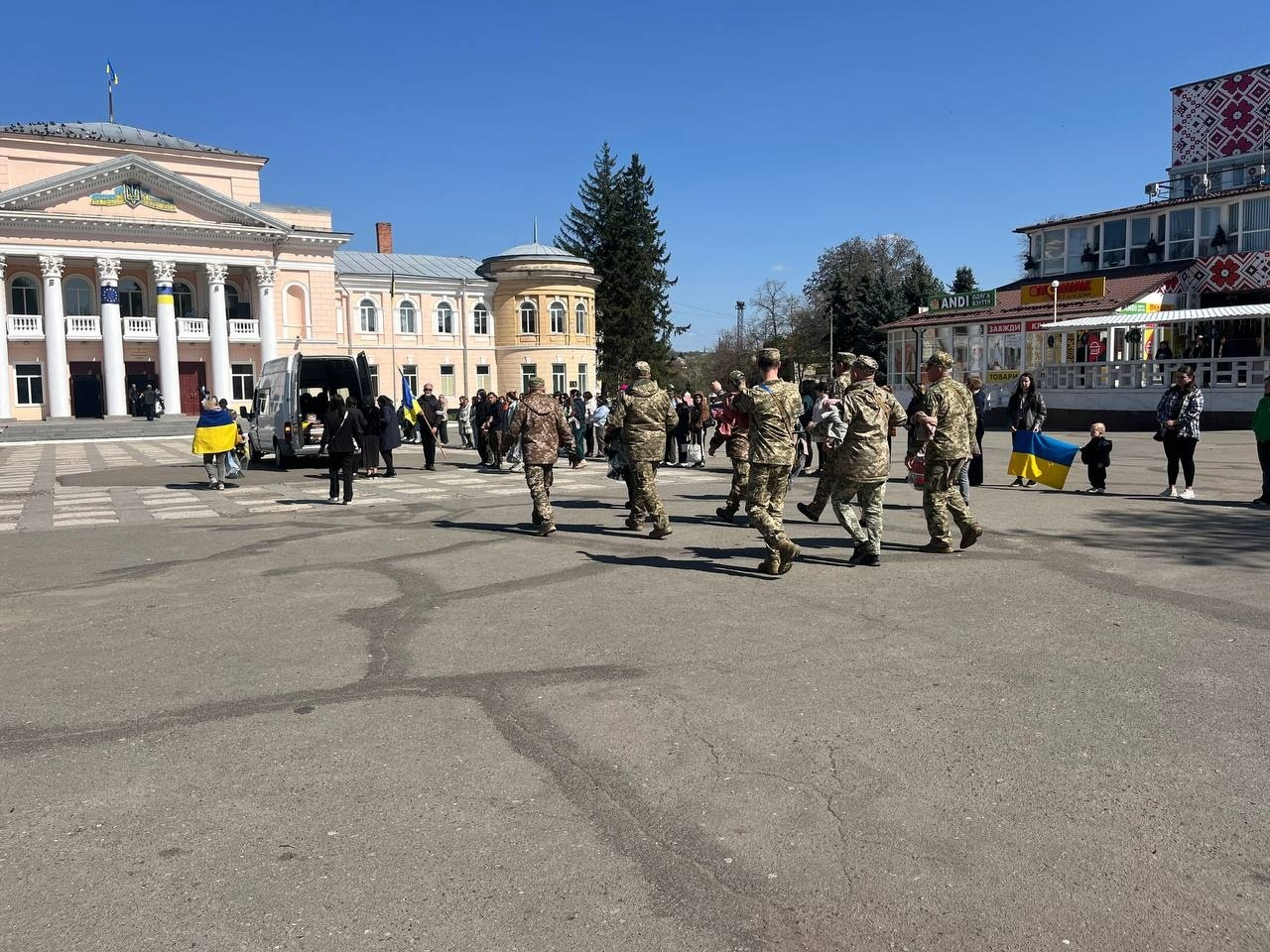 Первомайськ попрощався із захисником України Максимом Романовим