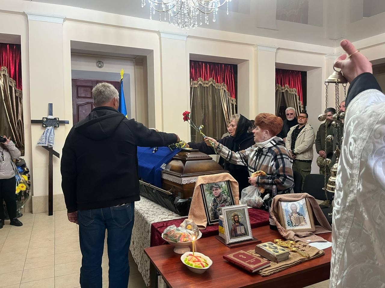 Первомайськ попрощався із захисником України Максимом Романовим