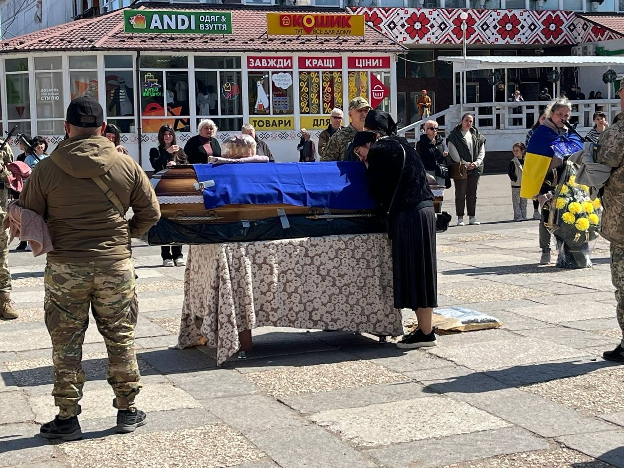 Первомайськ попрощався із захисником України Максимом Романовим