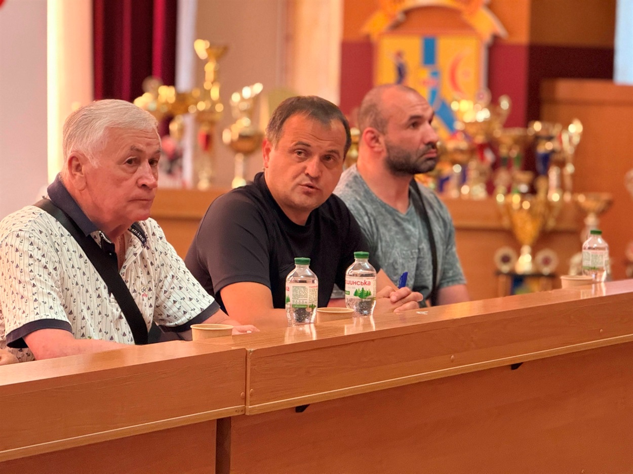 Євген Романов на нараді, присвяченій масовому спорту у стінах Первомайської міської ради. 