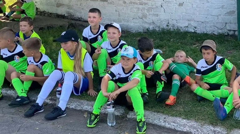 Вихованці клубу Victory відпочивають між таймами матчу