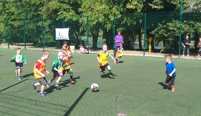 наймолодші вихованці клубу Victory на майданчику у центральному міському парку Первомайська