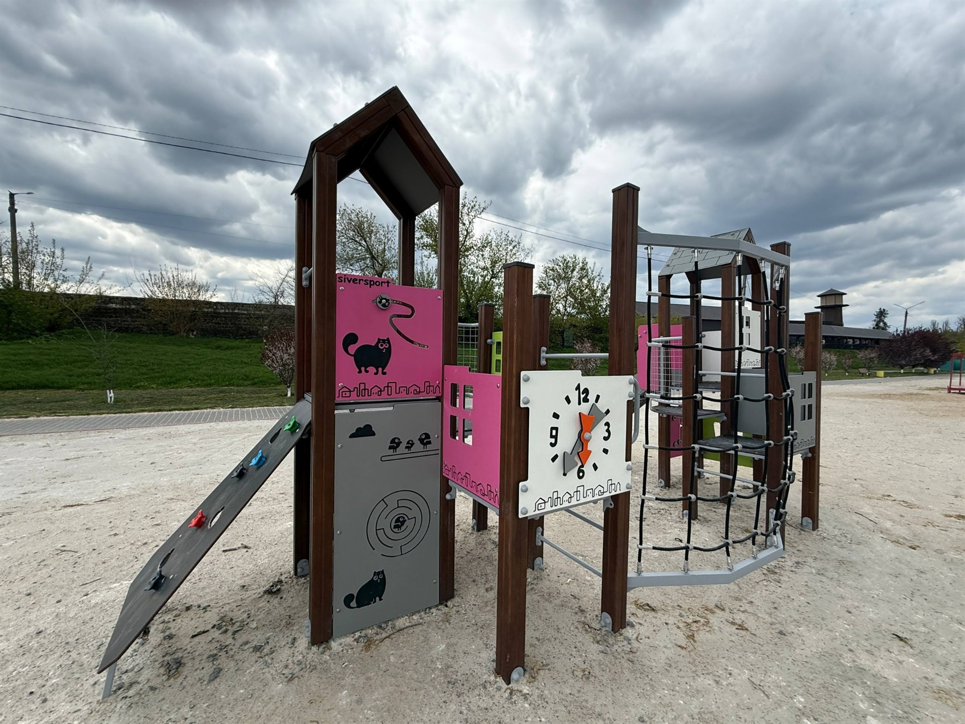 Чи витримають дитячі гойдалки підлітків: ситуація в Первомайську