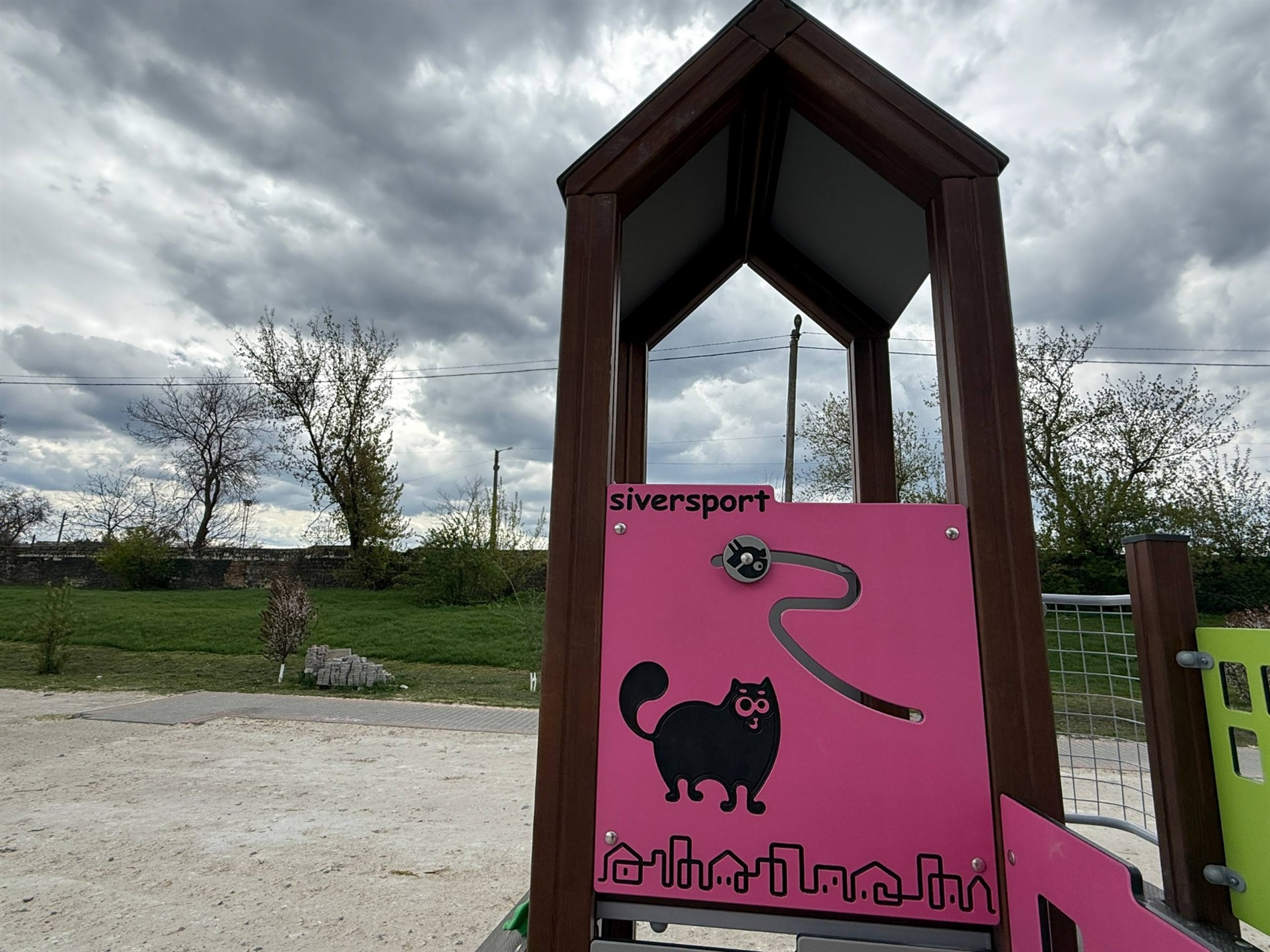 Чи витримають дитячі гойдалки підлітків: ситуація в Первомайську