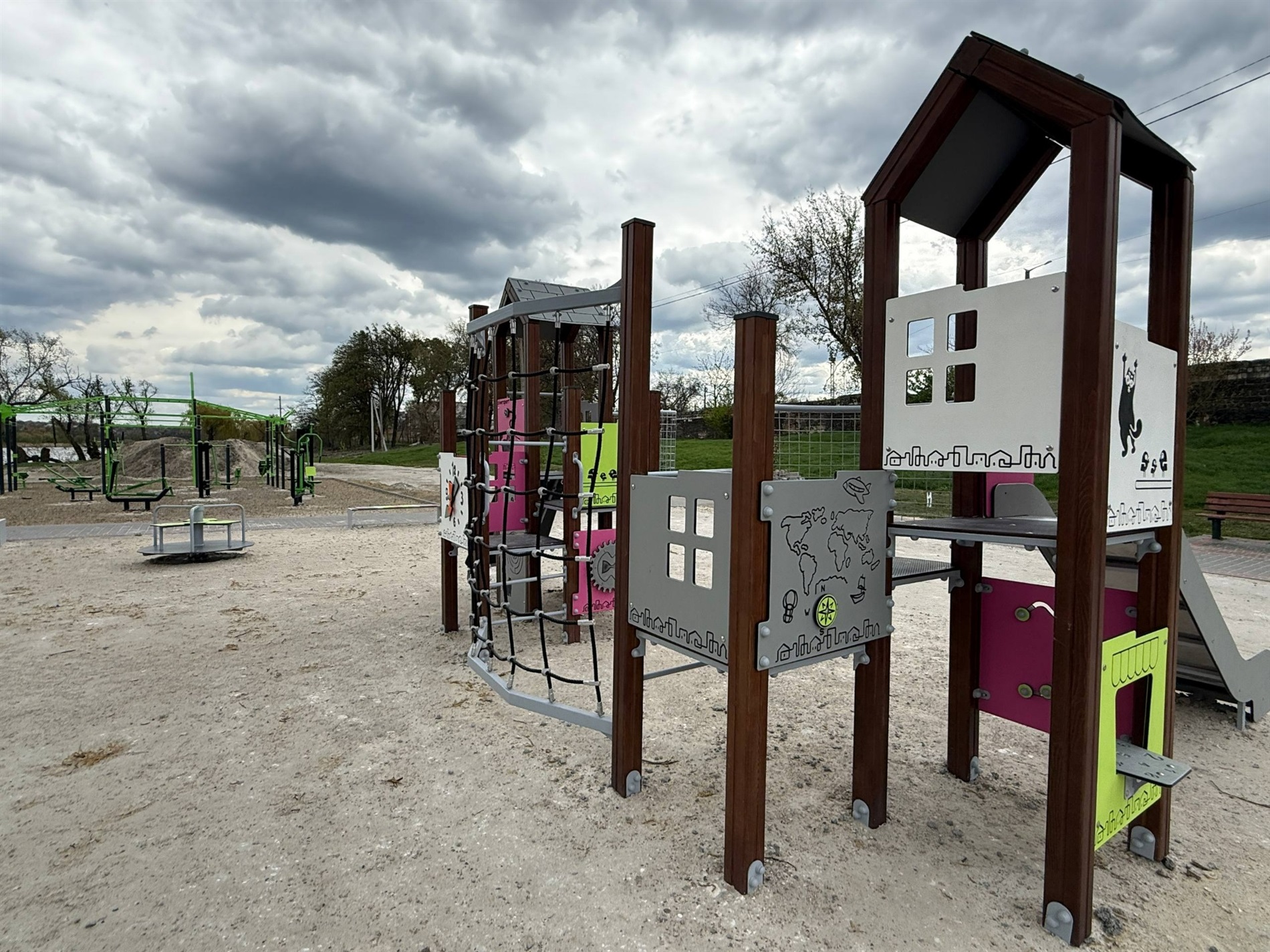 Чи витримають дитячі гойдалки підлітків: ситуація в Первомайську