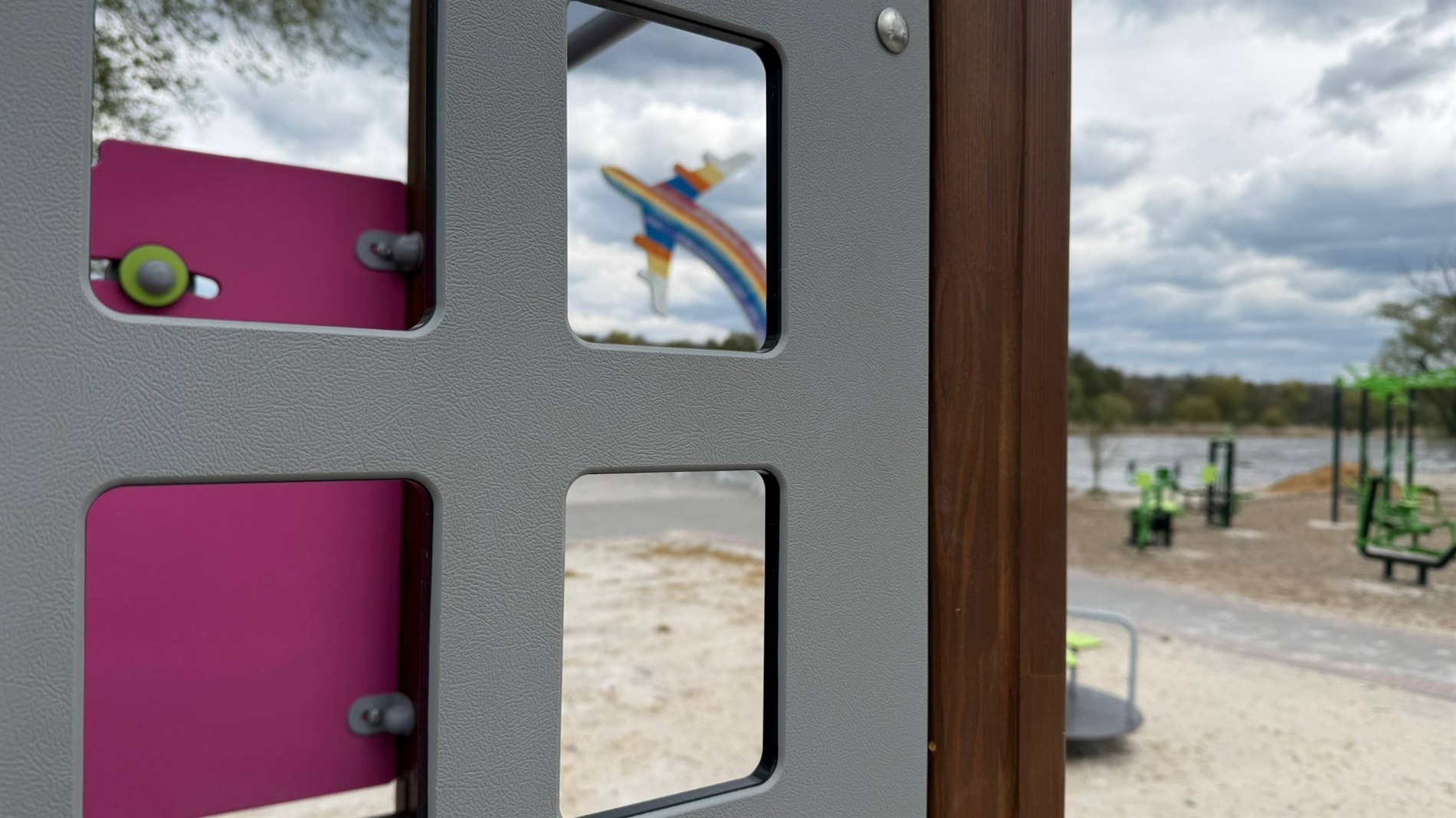 Чи витримають дитячі гойдалки підлітків: ситуація в Первомайську