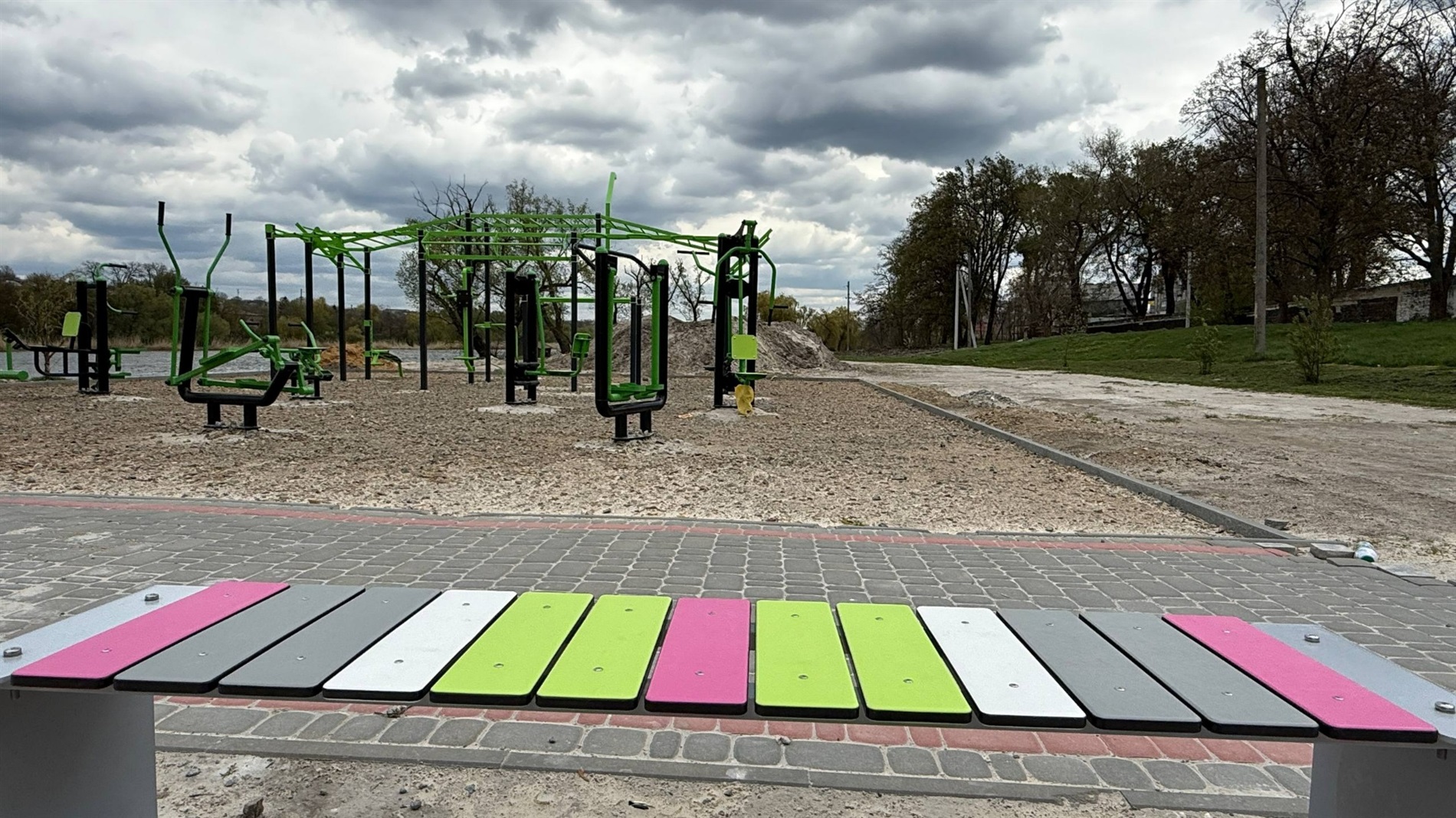 Чи витримають дитячі гойдалки підлітків: ситуація в Первомайську